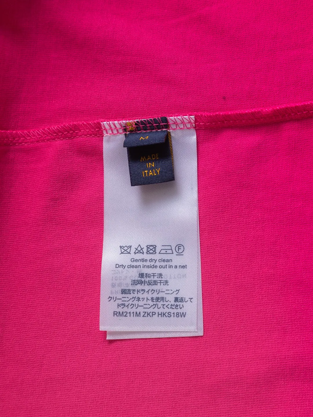 🅿️190 Louis Vuitton 1V slightly wide version S-Xl 25SS LV new product counter catwalk style, three-dimensional plain letter embroidery on the chest🪡logo, large logo embroidery on the back🪡logo short-sleeved T-shirt, same style for men and women! Short-sleeves are not the same as the general public, but must be unique and eye-catching. This LV short-sleeves is all about quality, comfort, consistent style, fashion, including fabrics and cutting techniques, all of which have been made with great effort! 320 grams of washed pure cotton fabric, pure cotton is breathable, very refreshing and comfortable for daily wear. The rib knitting on the neckline is smooth and tight, and the neckline will not be skewed if you toss it at will. The loose version, you will find that it looks really good on the upper body. The overall is minimalist and neat, super versatile for daily use! Pair it casually with a pair of pants for a youthful look. A T-shirt will make your outfit crazy. It is a fashionable item that can never go wrong! Black, white, rose red Size: S-XL Size chart: S: Shoulder width 50 - Bust 54 - Clothing length 70 M: Shoulder width 52 - Bust 56.5 - Clothing length 72 L: Shoulder width 54 - Bust 59 - Clothing length 74 XL: Shoulder width 56 - Bust 61.5 - Clothing length 76